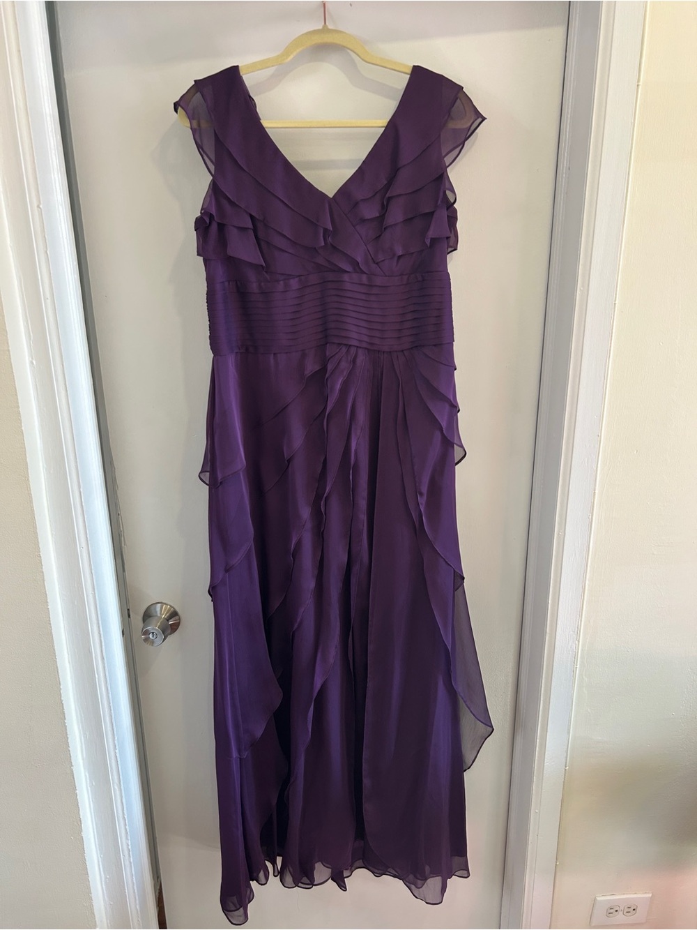 Adriana Papell Elegant Purple Ruffled V-Neck Evening Dress size 14